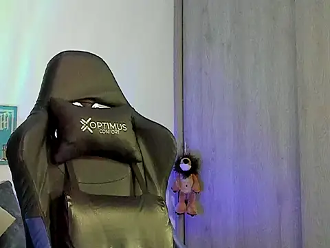 Snapshot of Dave-Max01 chatting on 5, 11, 2025 Dave-Max01 online show from 5, 11, 2025