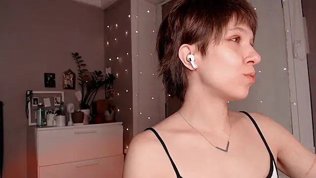 Snapshot of YourHotExSAndra chatting on 13, 11, 2025 YourHotExSAndra online show from 13, 11, 2025