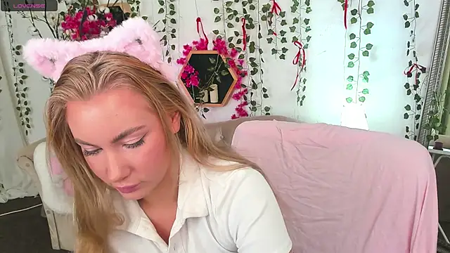  BellaClark online show from 4, 4, 2026