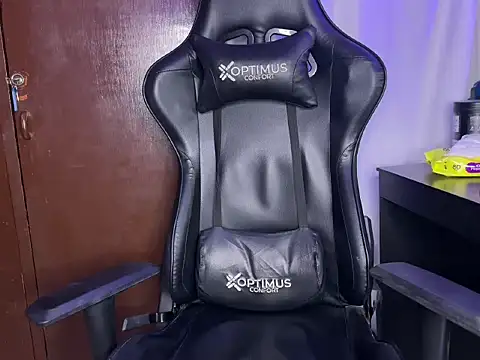 Snapshot of BigTitsGirl04 chatting on 5, 5, 2026 BigTitsGirl04 online show from 5, 5, 2026