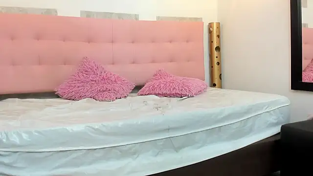 Snapshot of SamanthaFox_8 chatting on 18, 11, 2025 SamanthaFox 8 online show from 18, 11, 2025