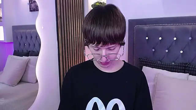 Emo Boy  online show from 18, 5, 2026
