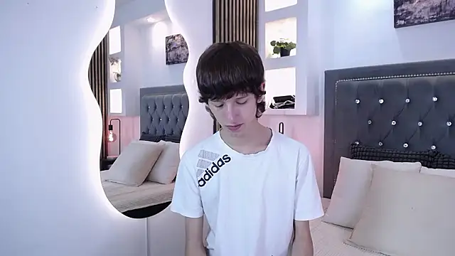 Emo Boy  online show from 19, 3, 2026