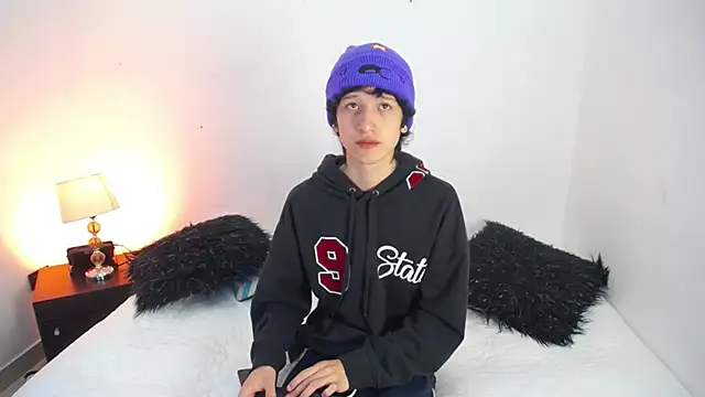 Emo Boy  online show from 21, 11, 2025