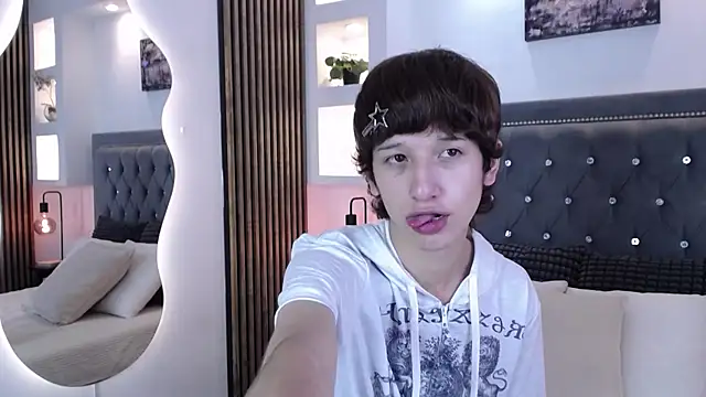 Emo Boy  online show from 13, 4, 2026