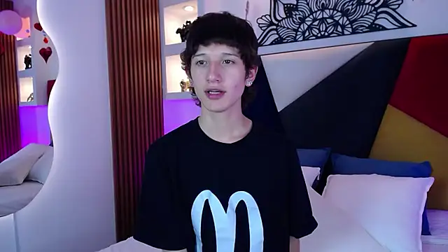 Emo Boy  online show from 17, 2, 2026