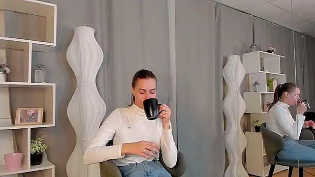 Snapshot of ElaineRothwell chatting on 9, 10, 2025 ElaineRothwell online show from 9, 10, 2025