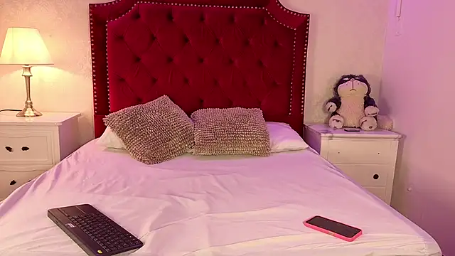 Sara Collinss  online show from 24, 11, 2025