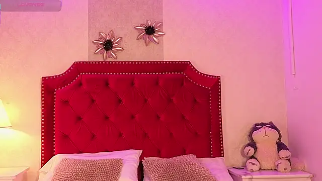 Sara Collinss  online show from 21, 11, 2025