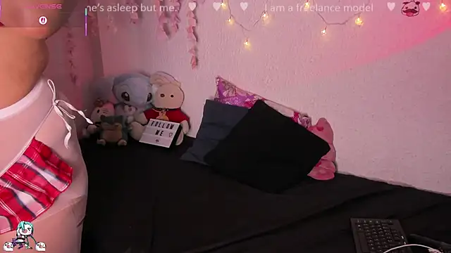 Snapshot of Emilycollei chatting on 6, 11, 2025 Emilycollei online show from 6, 11, 2025