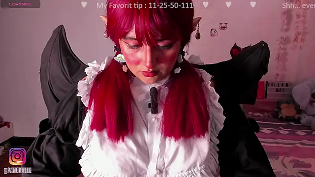 Snapshot of Emilycollei chatting on 11, 11, 2025 Emilycollei online show from 11, 11, 2025