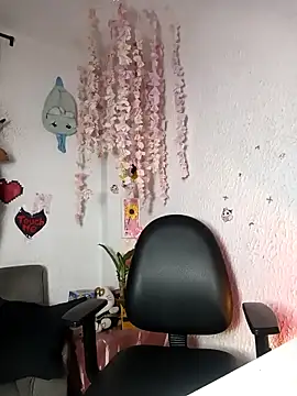 Snapshot of Emilycollei chatting on 7, 5, 2026 Emilycollei online show from 7, 5, 2026
