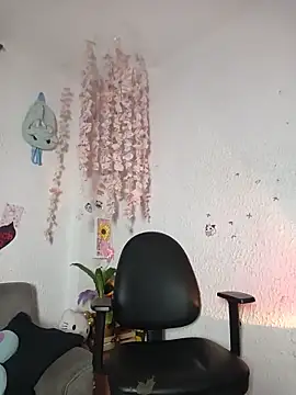 Snapshot of Emilycollei chatting on 4, 6, 2026 Emilycollei online show from 4, 6, 2026