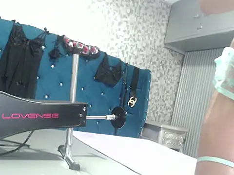 Snapshot of CrisstalPink chatting on 8, 11, 2025 CrisstalPink online show from 8, 11, 2025