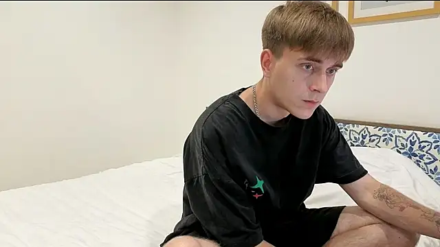 Snapshot of uwucutieboy chatting on 13, 10, 2025 uwucutieboy online show from 13, 10, 2025