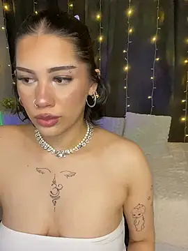 Snapshot of LoraShines chatting on 2, 6, 2026 LoraShines online show from 2, 6, 2026