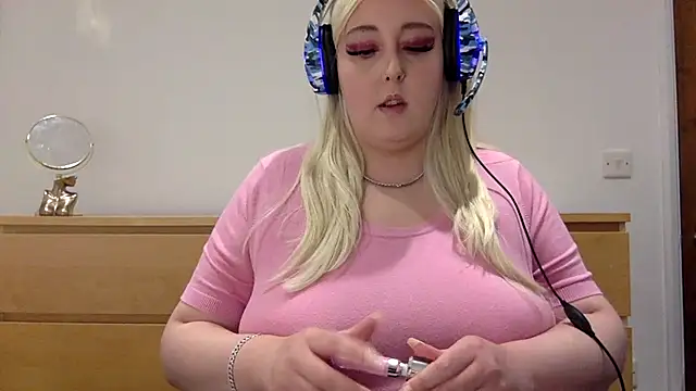 Snapshot of GoddessBarbiee chatting on 10, 10, 2025 GoddessBarbiee online show from 10, 10, 2025