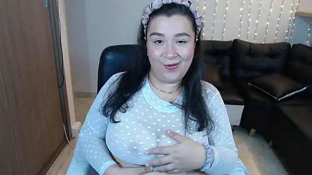 Snapshot of bella_sweet_01 chatting on 10, 10, 2025 bella sweet 01 online show from 10, 10, 2025