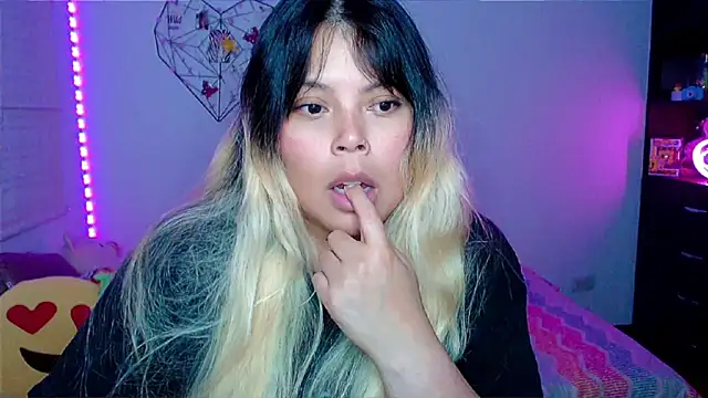 EllieMoonX online show from 10, 4, 2026