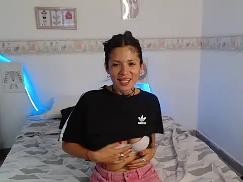 Snapshot of sharonnatasha chatting on 15, 10, 2025 sharonnatasha online show from 15, 10, 2025