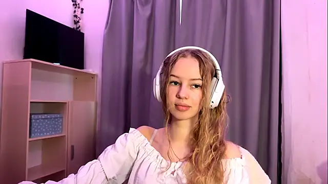 Snapshot of LunaCrave chatting on 14, 10, 2025 LunaCrave online show from 14, 10, 2025