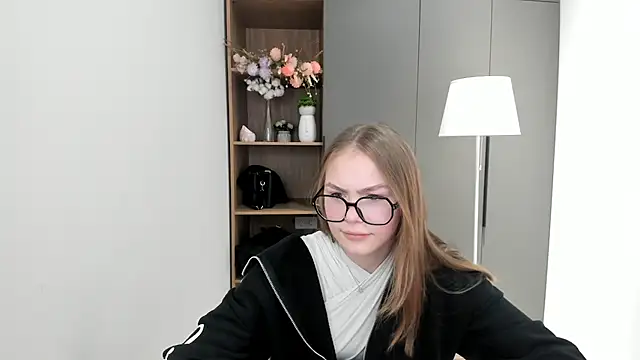 Snapshot of HienBaisey chatting on 10, 10, 2025 HienBaisey online show from 10, 10, 2025