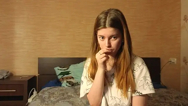 Snapshot of EmiliaCouple chatting on 9, 6, 2026 EmiliaCouple online show from 9, 6, 2026