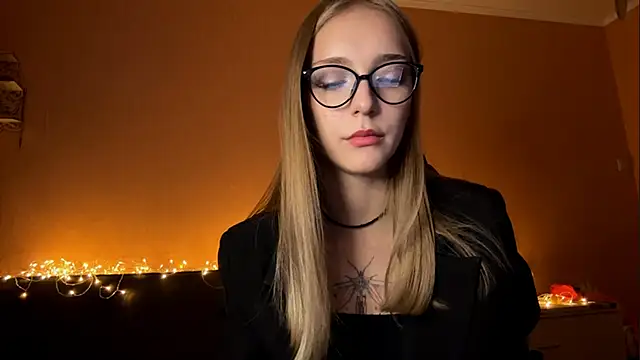 Snapshot of EvaPeace chatting on 9, 10, 2025 EvaPeace online show from 9, 10, 2025