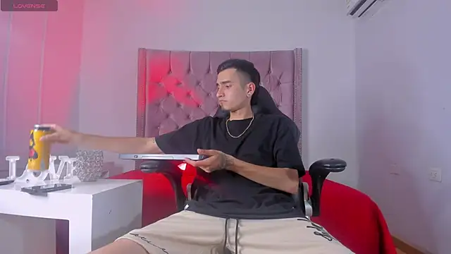 Snapshot of Ethan_Boy_ chatting on 13, 10, 2025 Ethan Boy online show from 13, 10, 2025