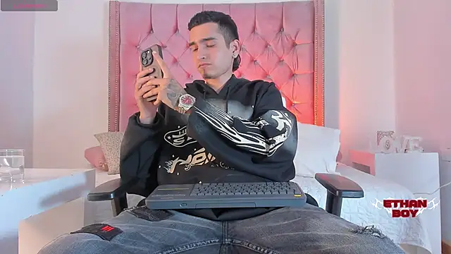 Snapshot of Ethan_Boy_ chatting on 24, 10, 2025 Ethan Boy online show from 24, 10, 2025