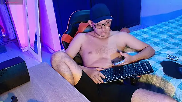 Snapshot of Josh_18cm chatting on 4, 11, 2025 Josh 18cm online show from 4, 11, 2025