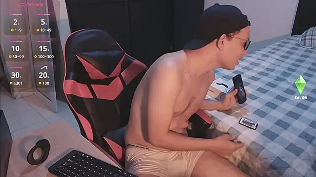 Snapshot of Josh_18cm chatting on 25, 10, 2025 Josh 18cm online show from 25, 10, 2025