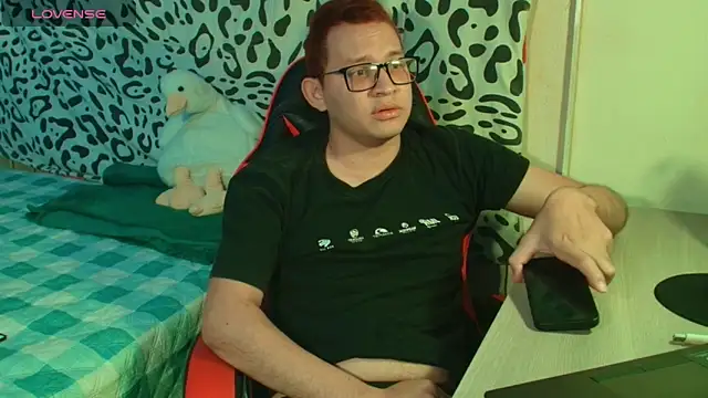 Snapshot of Josh_18cm chatting on 16, 10, 2025 Josh 18cm online show from 16, 10, 2025