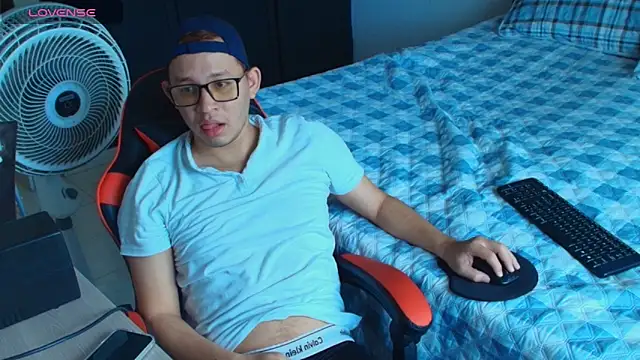 Snapshot of Josh_18cm chatting on 18, 10, 2025 Josh 18cm online show from 18, 10, 2025