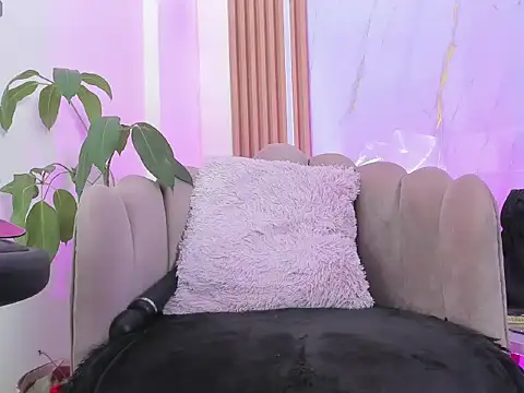 little  Chloee  online show from 13, 11, 2025