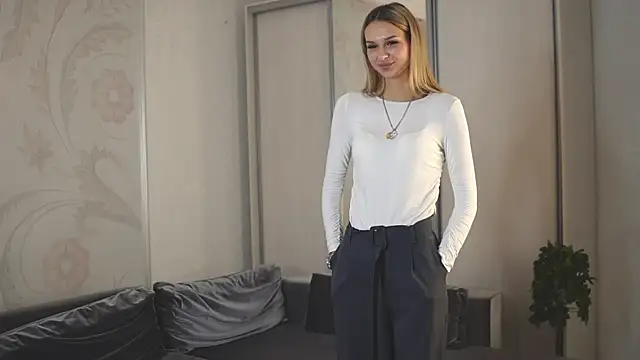 Snapshot of Velvessence chatting on 10, 11, 2025 Velvessence online show from 10, 11, 2025