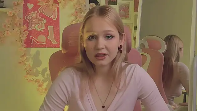 Snapshot of SweetCutie19 chatting on 14, 10, 2025 SweetCutie19 online show from 14, 10, 2025