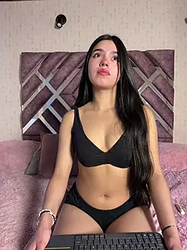 Snapshot of LunaMoore_Pink chatting on 6, 7, 2026 LunaMoore Pink online show from 6, 7, 2026