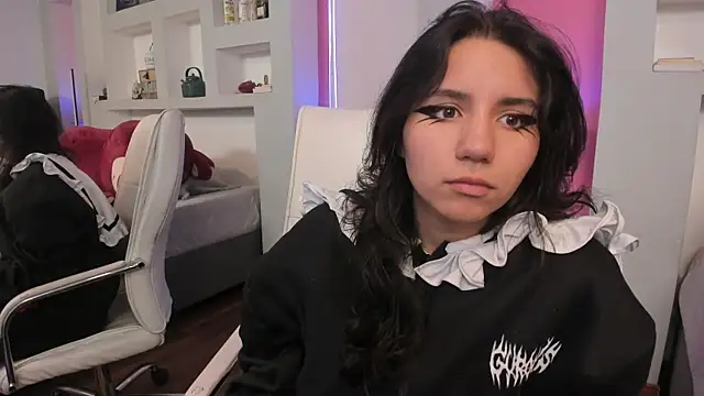 HollyPeach online show from 2, 4, 2026