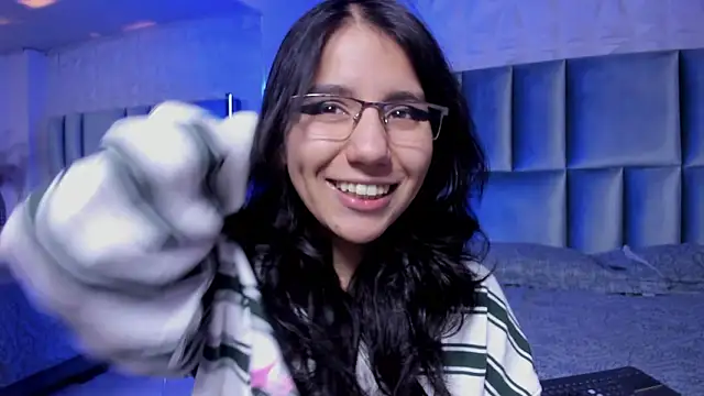 HollyPeach online show from 8, 3, 2026