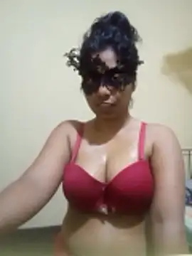 Expose Queen online show from 2, 12, 2025