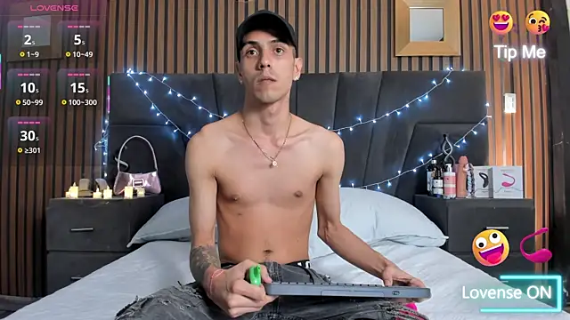 DerryAndIzzy online show from 18, 10, 2025