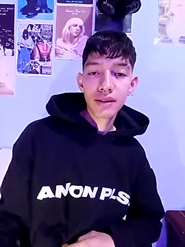 Snapshot of heyy_noah11 chatting on 24, 10, 2025 heyy noah11 online show from 24, 10, 2025