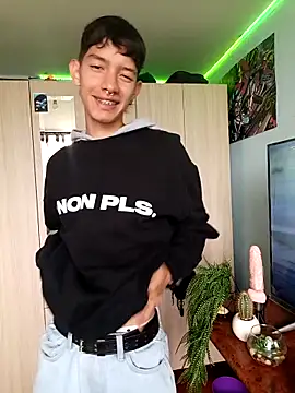 Snapshot of heyy_noah11 chatting on 31, 10, 2025 heyy noah11 online show from 31, 10, 2025