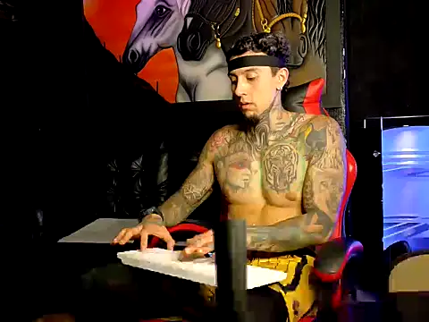 Snapshot of Molotov_Explosive chatting on 24, 11, 2025 Molotov Explosive online show from 24, 11, 2025