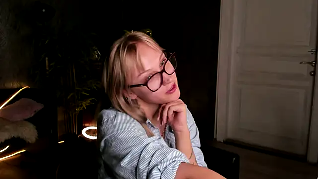 Snapshot of AnnieGitis chatting on 13, 10, 2025 AnnieGitis online show from 13, 10, 2025