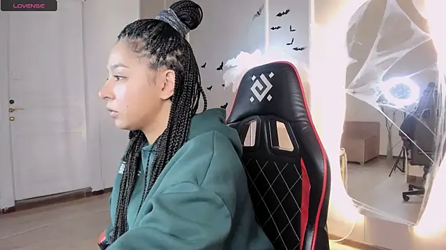 Aisha Goldstein online show from 3, 11, 2025