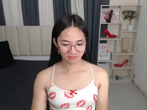 Snapshot of PetiteAsianMarian chatting on 15, 10, 2025 PetiteAsianMarian online show from 15, 10, 2025