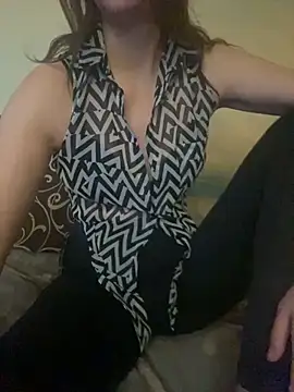 Snapshot of KittieCreme chatting on 6, 11, 2025 KittieCreme online show from 6, 11, 2025