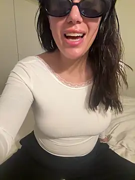 Snapshot of mamimamacitaaa chatting on 25, 10, 2025 mamimamacitaaa online show from 25, 10, 2025